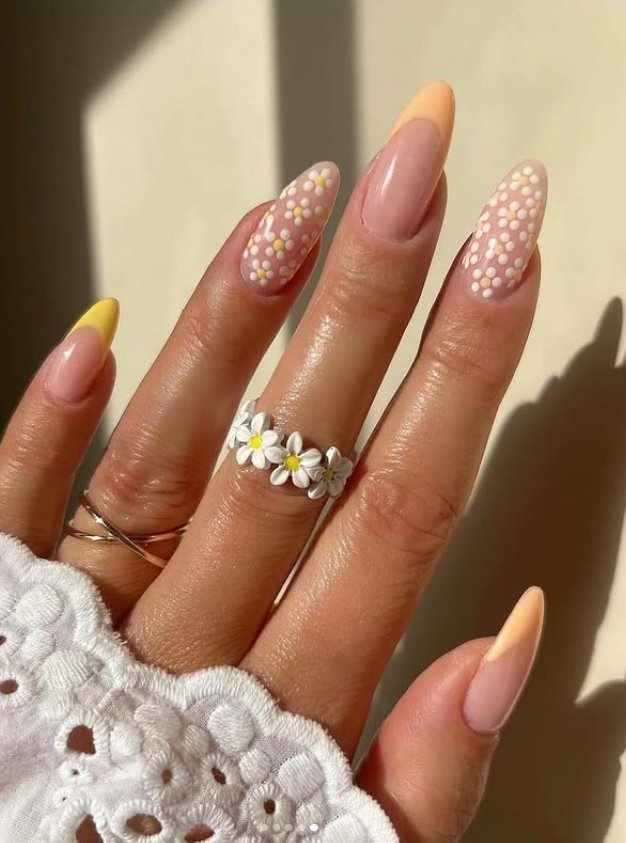 “Charming Peachy Daisy Nail Design”