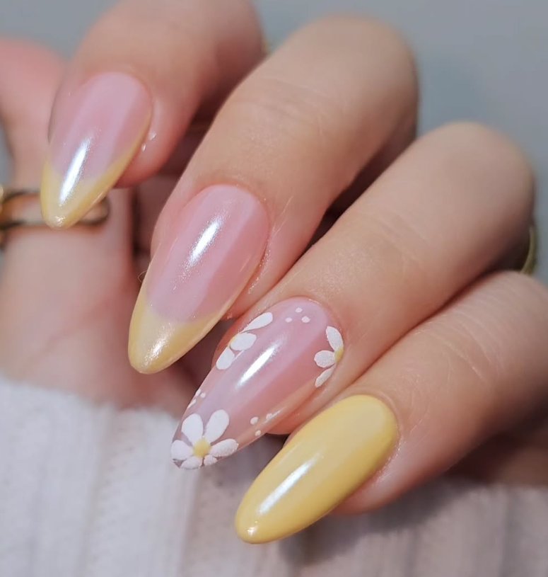 Charming Yellow French Tips with Daisies