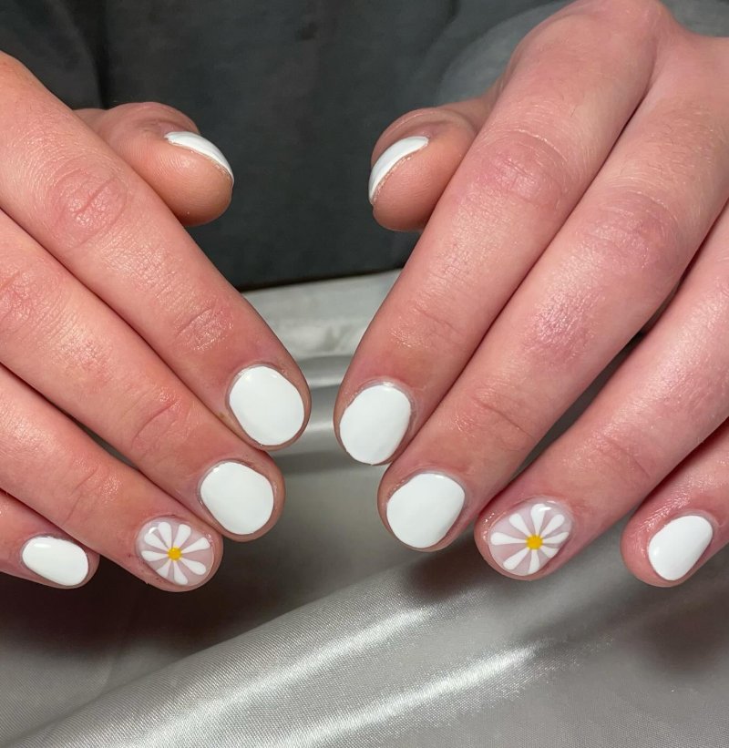 Chic Minimalist Daisy Accent Nail Design