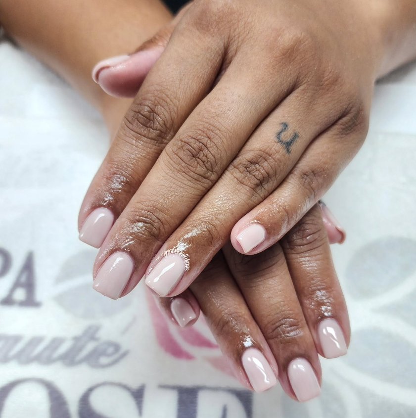 Elegant Short Nude Acrylic Nail Ideas