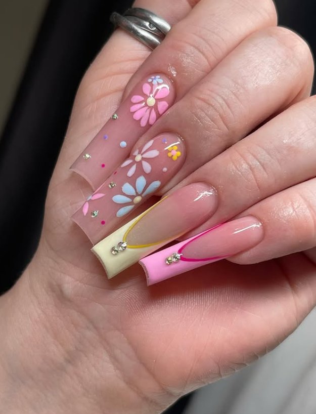 Vibrant Daisy Coffin Nail Art Inspiration