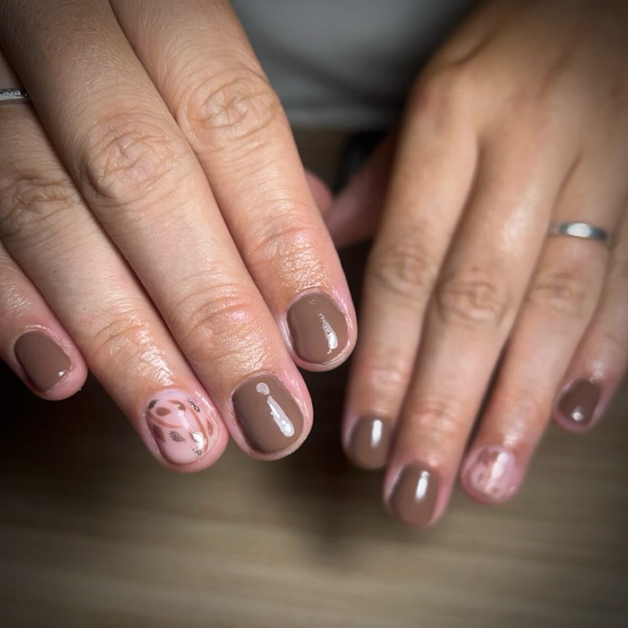 Autumn-Inspired Minimalist Manicure