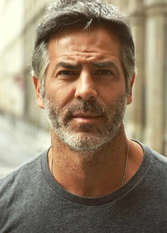 Shoulder-Length Wavy Style