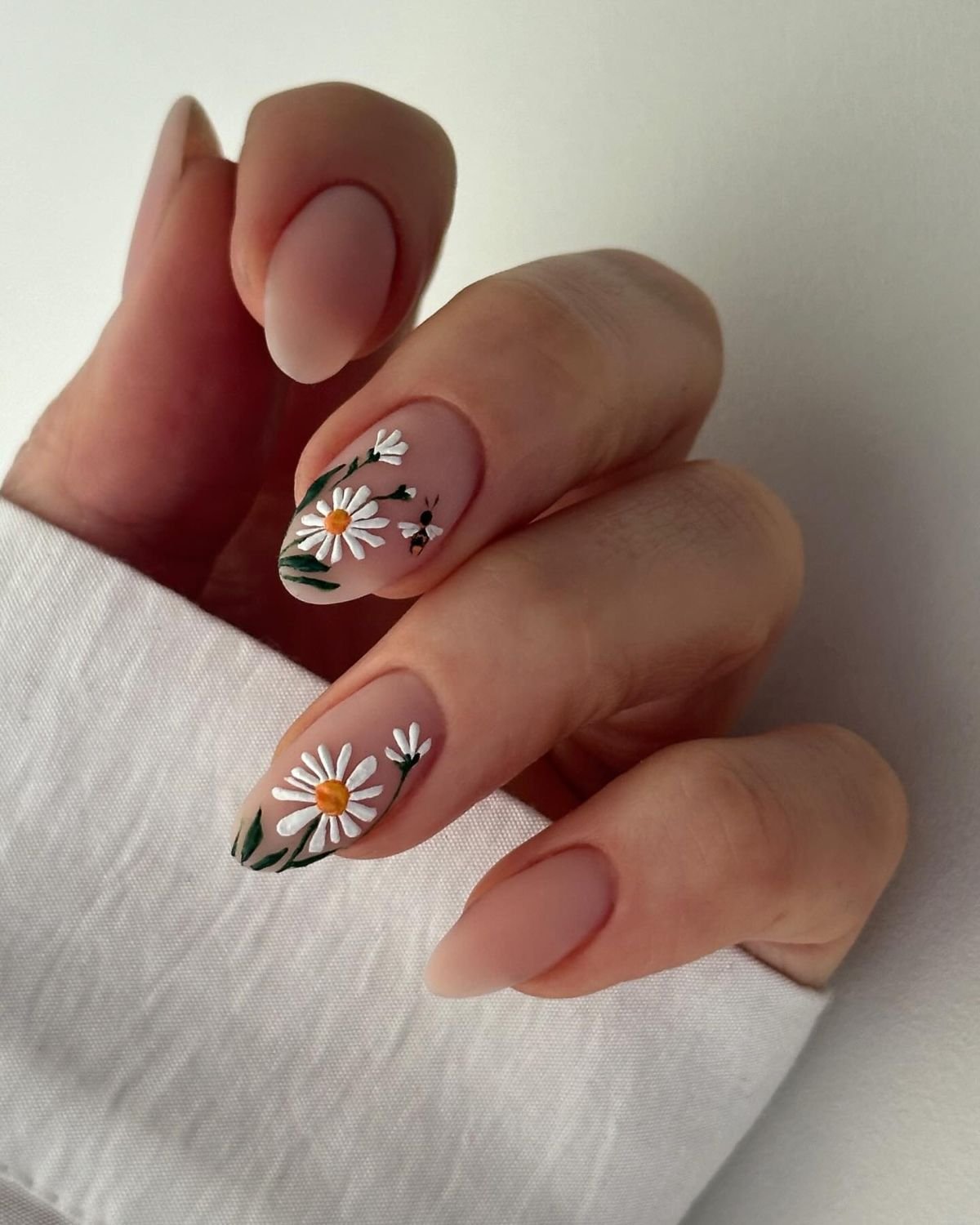 Textured Daisy Nail Design