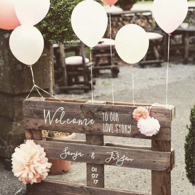 Pallet Welcome Sign with Balloons