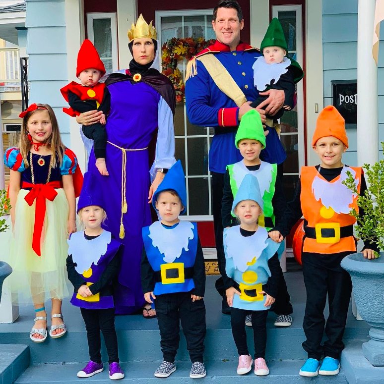 Snow White Family Costume for Nine People