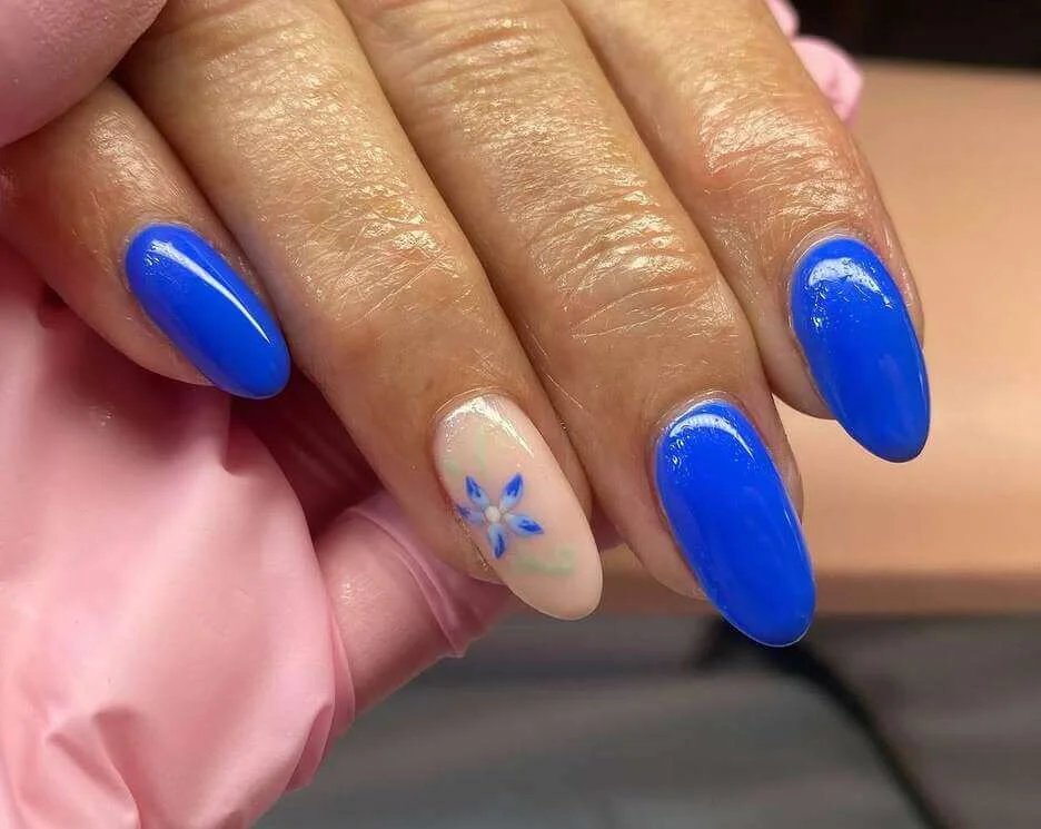 Blue Floral Accent Nails