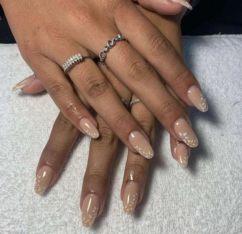 Nude Daisy Nails