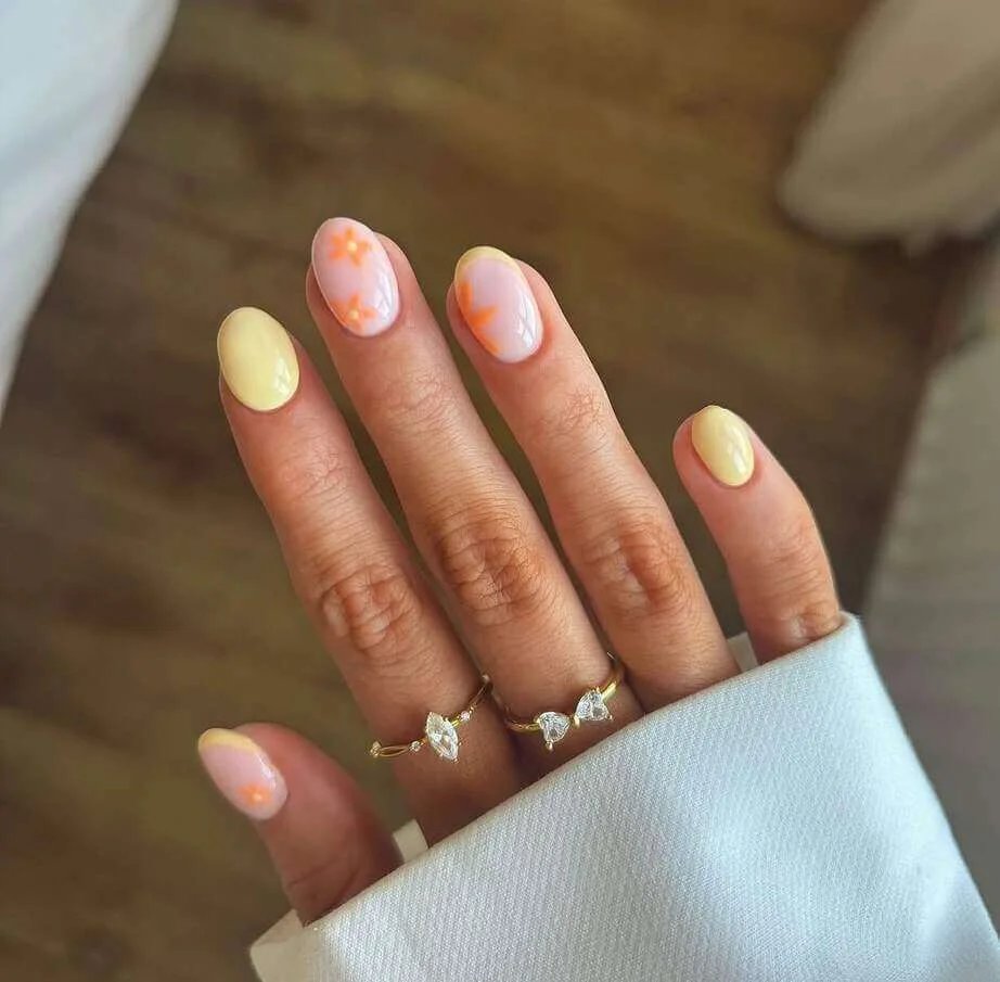 Yellow Daisy Nails