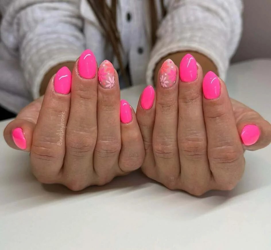 Pink daisy accent nails