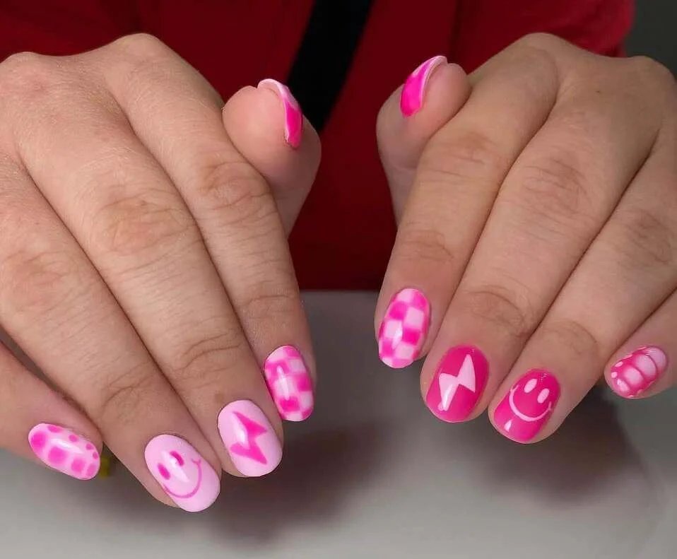 Pink smiley short nails