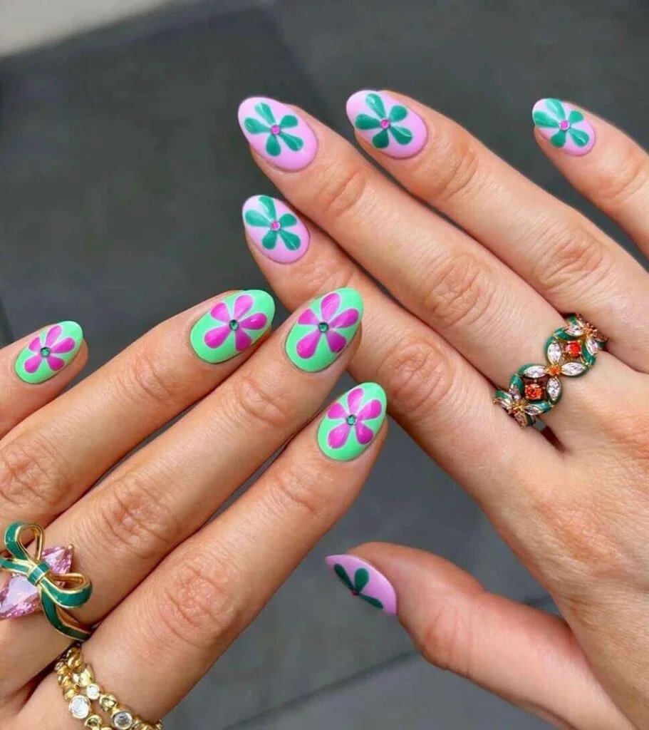 Retro Daisy Nails